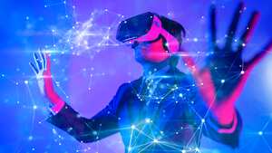 Tecnología del mundo cibernético digital Metaverse, hombre con gafas de realidad virtual VR jugando juegos y entretenimiento de realidad aumentada AR, estilo de vida futurista
