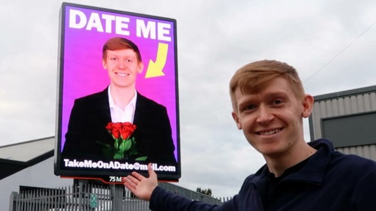 El hombre que pagó por una valla publicitaria para conseguir novia