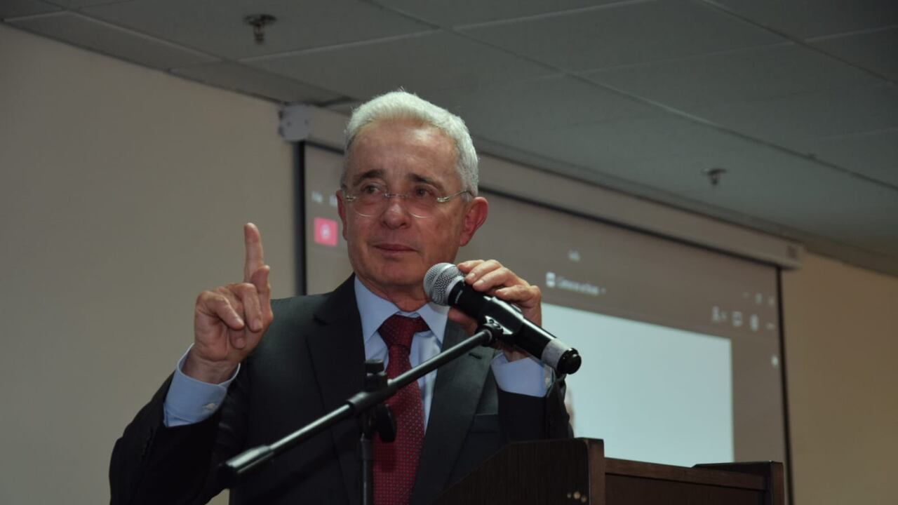 Alvaro Uribe Vélez en reunión del Centro Democrático para definir apoyo a Fico