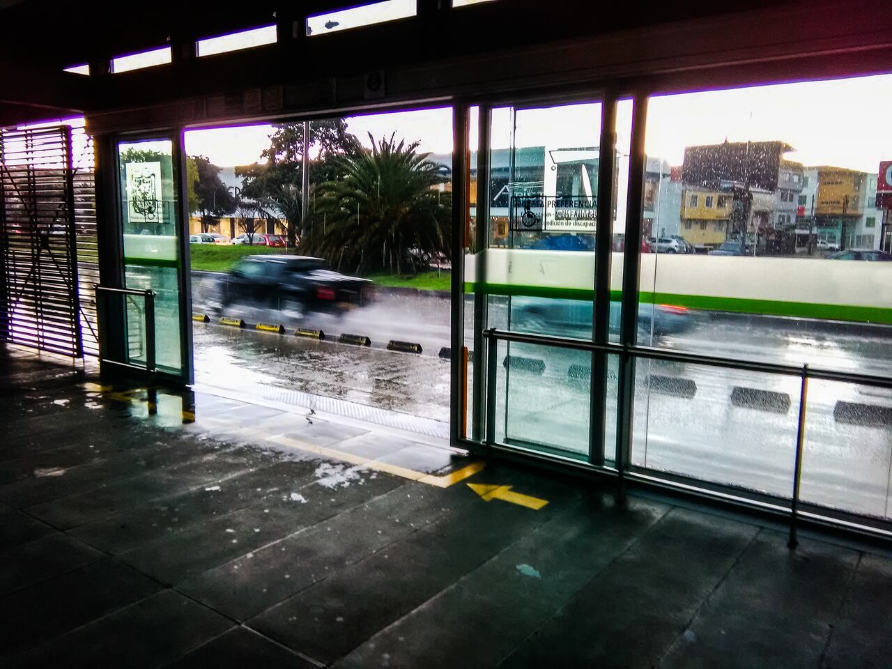 Estación de Transmilenio en Bogotá en un día lluvioso