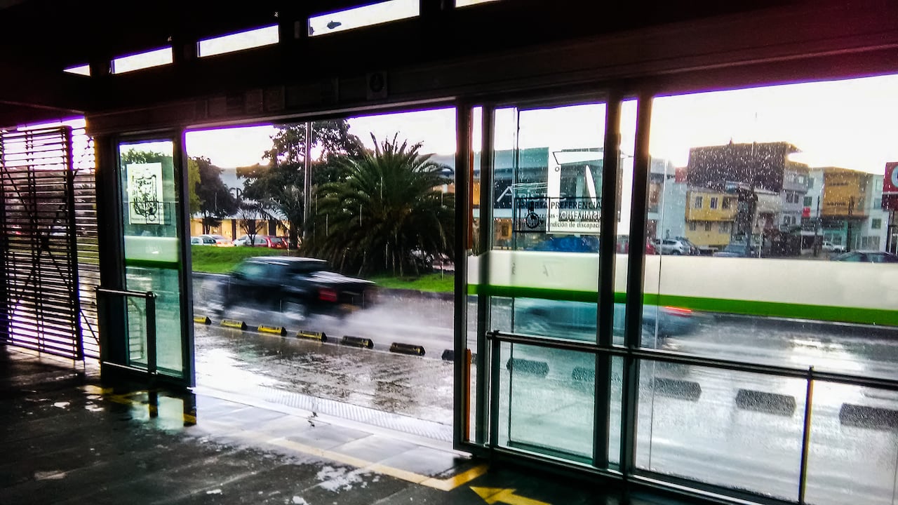 Estación de Transmilenio en Bogotá en un día lluvioso