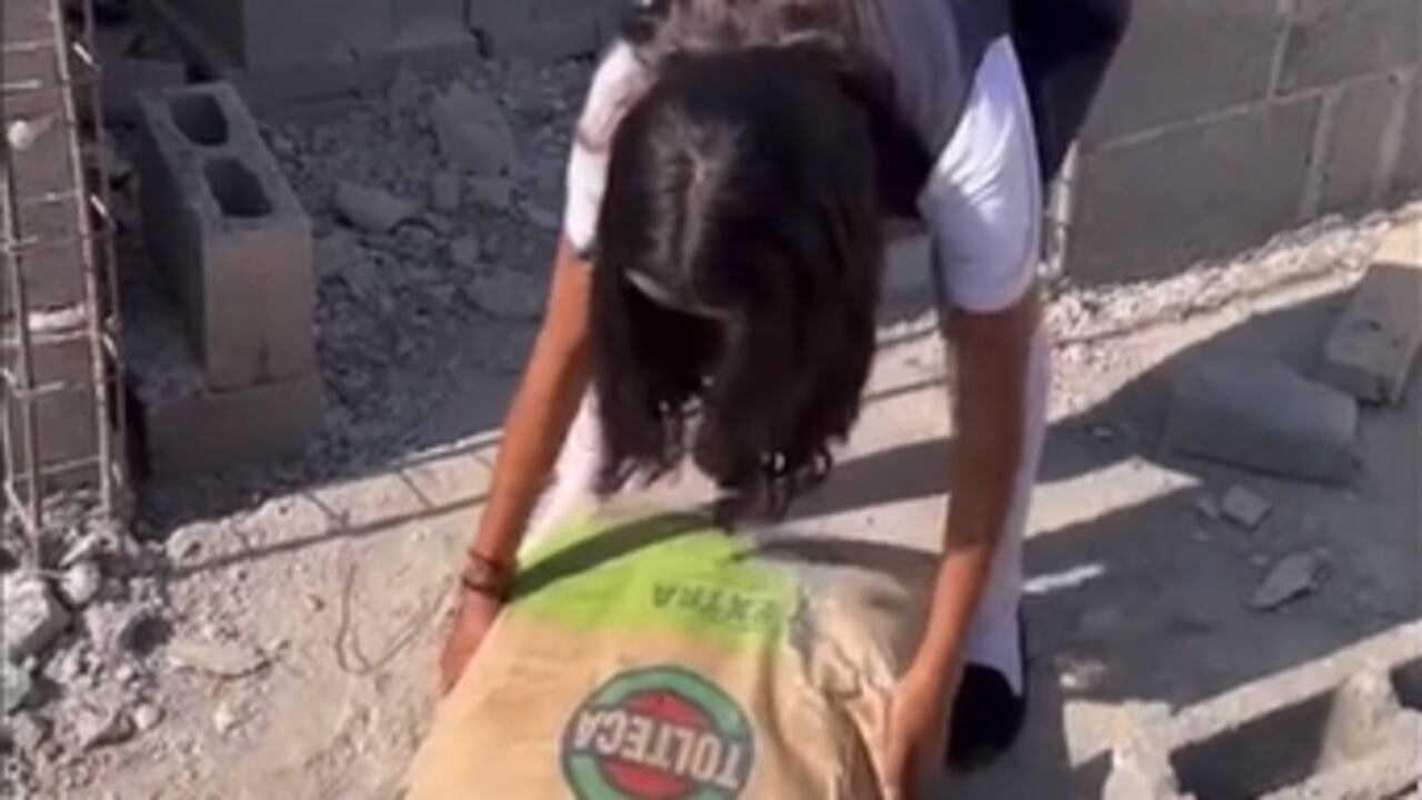 Quiso dejar el colegio para ser ‘influencer’ y su papá se la llevó a trabajar en construcción