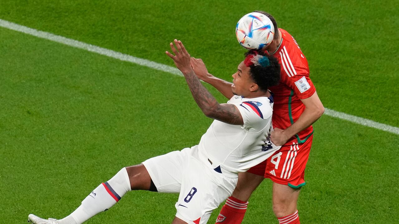 Weston McKennie de Estados Unidos y Ben Davies de Gales