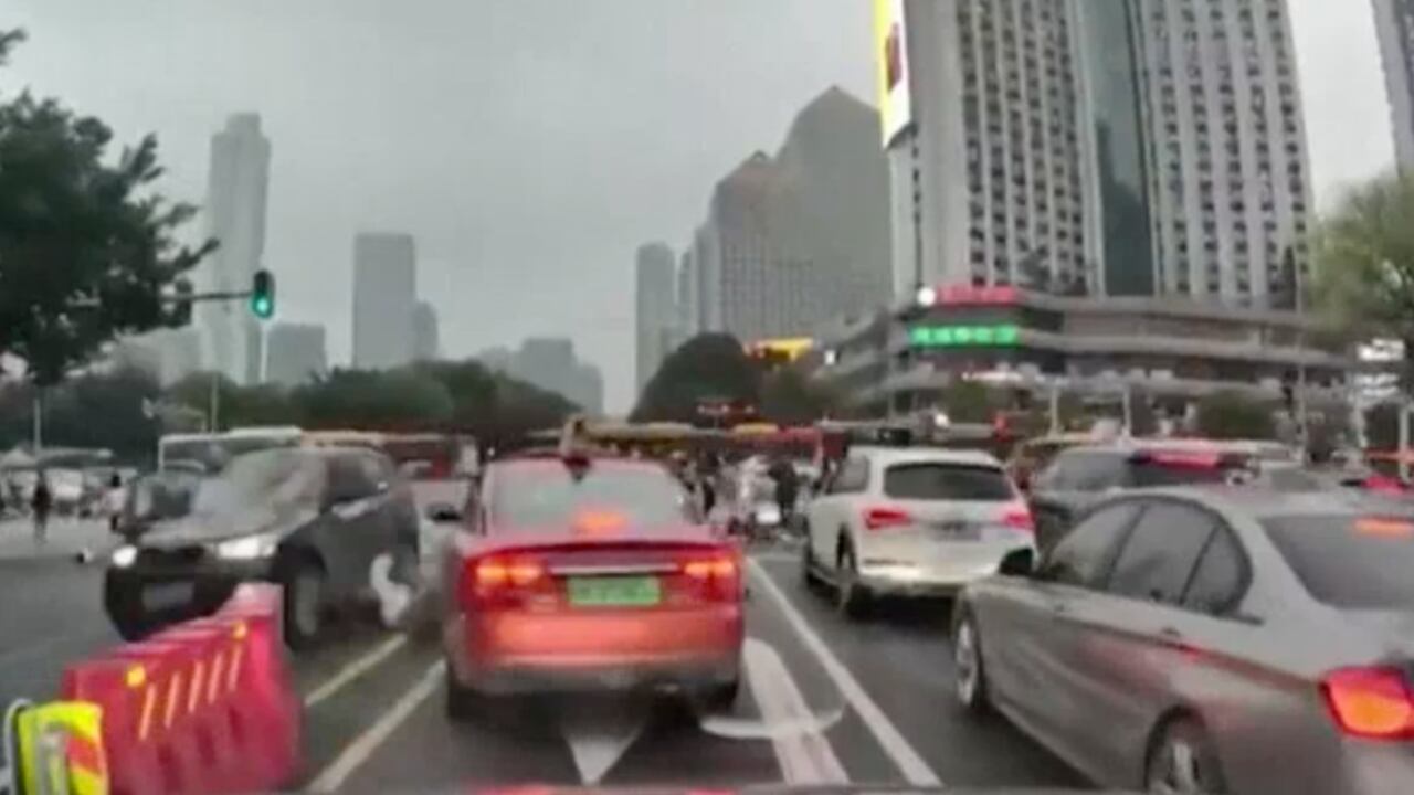 Un conductor atropella a varias personas dejando un saldo de cinco muertos y 13 heridos.