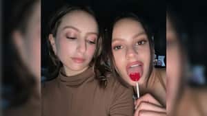 Rosalía y su hermana posan juntas