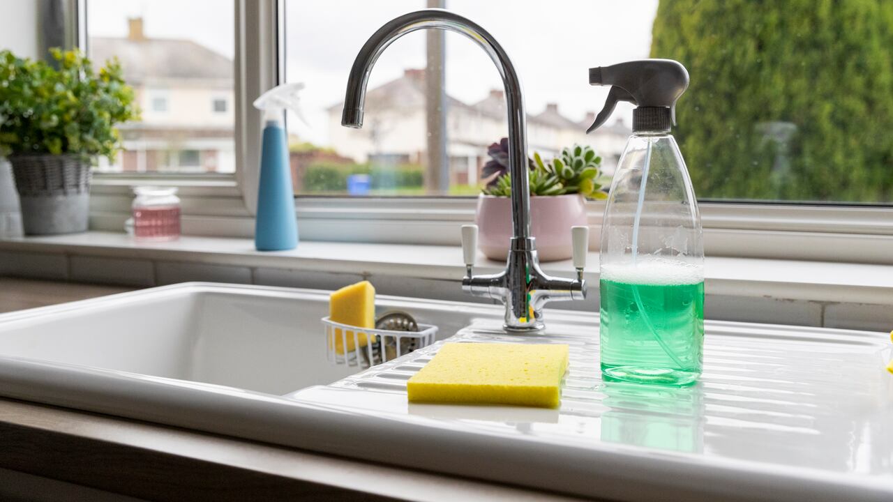 El vinagre blanco ayuda a desinfectar las esponjas de la cocina.