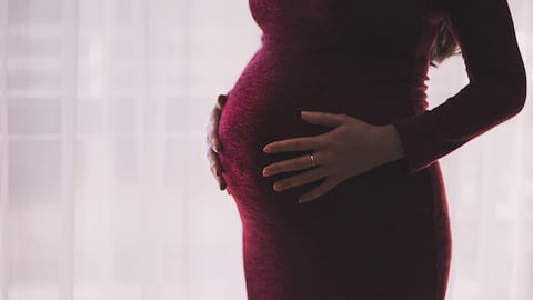 Mujer le regaló un trío a su novio y la invitada quedó embarazada