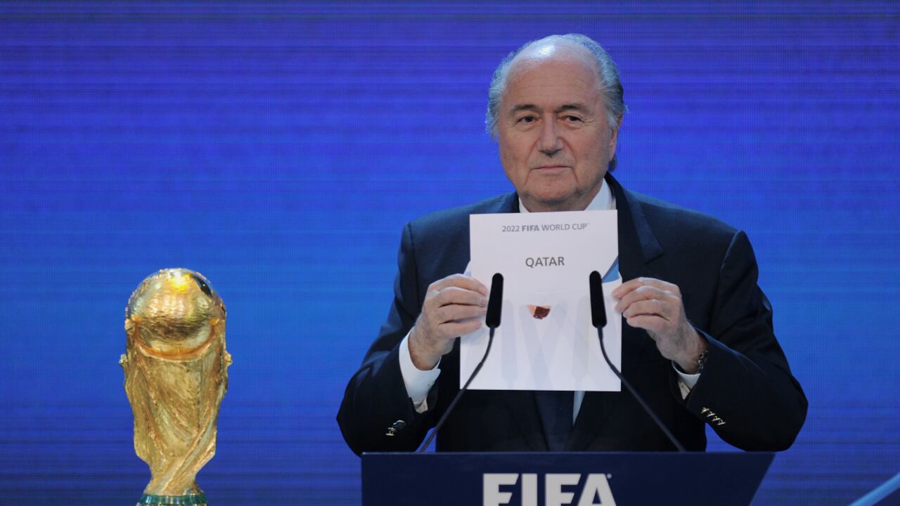 (GERMANY OUT) Fussball International FIFA WM 2018 und FIFA WM 2022 FIFA Praesident Joseph S. Blatter (SUI) verkuendet Katar als Ausrichter der WM 2022 (Photo by Getty Images/Pressefoto Ulmer\ullstein bild)