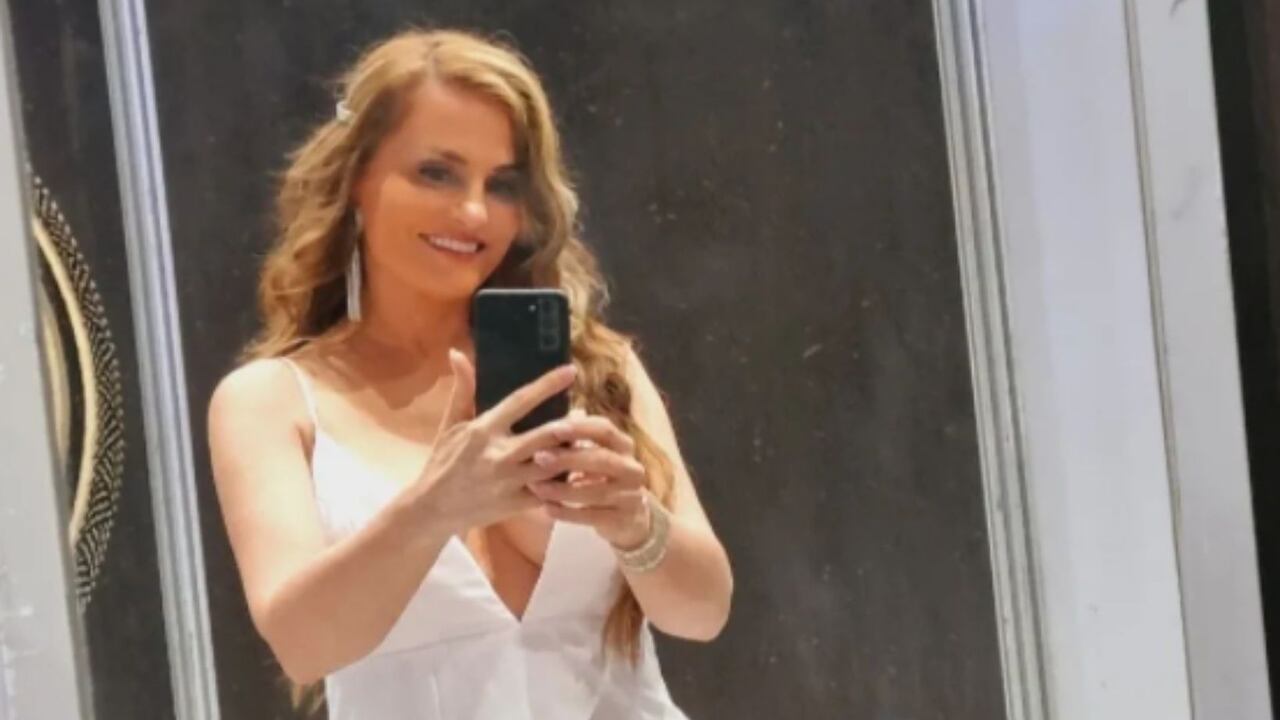 Aura Cristina Geithner presumió sus piernas en corto vestido y paralizó las redes