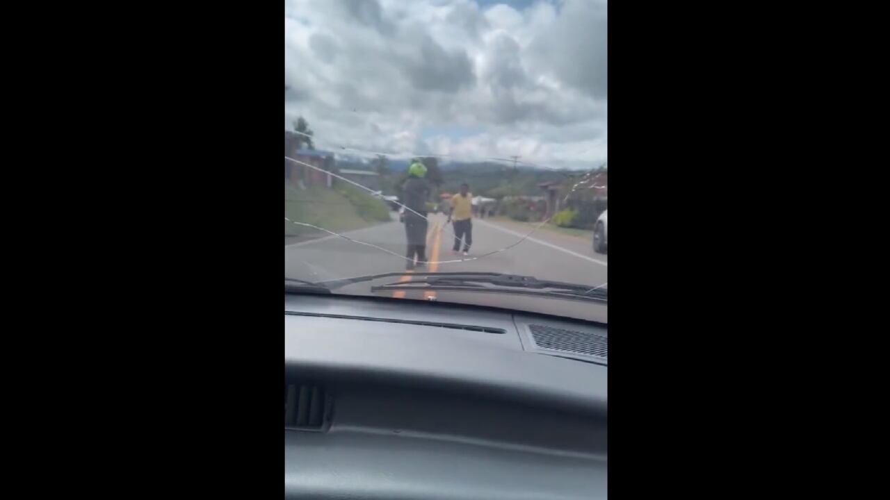 Valle: policía le disparó a un hombre que amenazaba con machete a todo el que pasara por su lado.