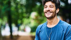 Hombre preparándose para hacer ejercicio