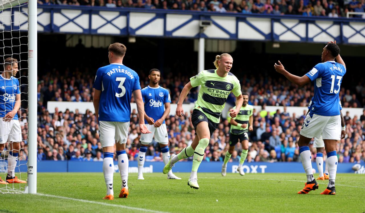 Manchester City goleó al Everton y tomó la punta de la Premier League.