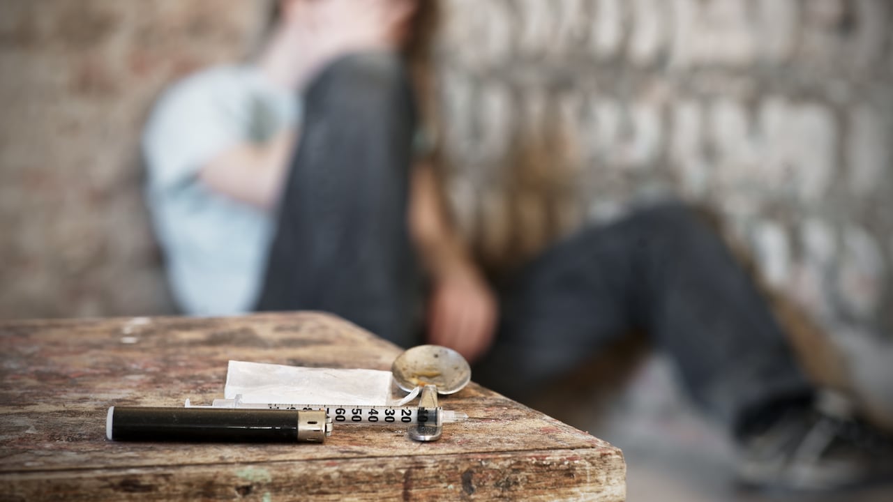 En lo profundo de la adicción a la heroína: un viaje entre el placer y el dolor