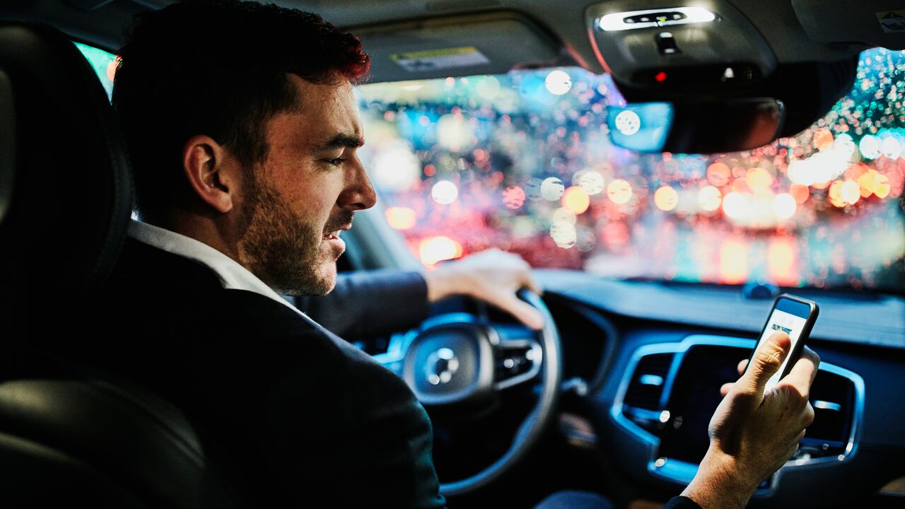 Cargar el teléfono en carro puede traer serias consecuencias a su batería.