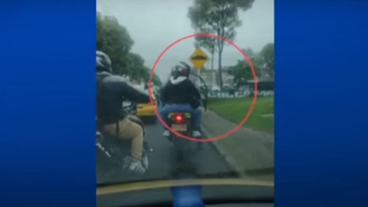 Insólita escena grabada en calle de Bogotá: trasteo en una moto