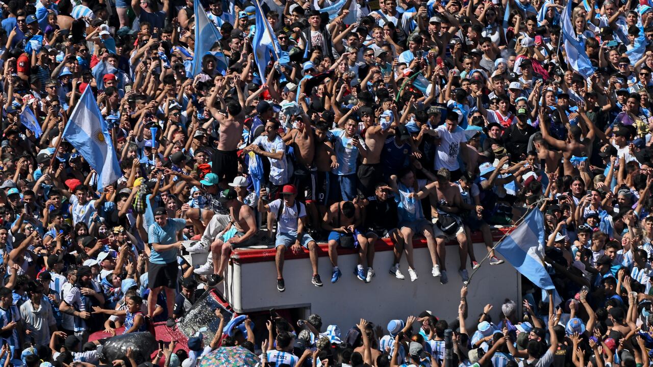 AFP Photo
REFERENCIA DEL DOCUMENTO000_334W4WE
SLUGARGENTINA - FBL - WC - 2022 - ARRIVAL - FANS
FECHA DE CREACIÓN20/12/2022
CIUDAD/PAÍSBUENOS AIRES, ARGENTINA
CRÉDITOLUIS ROBAYO / AFP
TAMAÑO/PÍXELES/DPI29,58 Mb / 3938 x 2625 / 300 dpi
ARGENTINA-FBL-WC-2022-ARRIVAL-FANS
Fans of Argentina wait for the bus with Argentina's players to pass through the Obelisk to celebrate after winning the Qatar 2022 World Cup tournament in Buenos Aires on December 20, 2022. The airplane transporting World Cup winners Argentina and their captain Lionel Messi back from Qatar arrived at the Ezeiza international airport in Buenos Aires at 2:40 am (0540 GMT) on Tuesday.