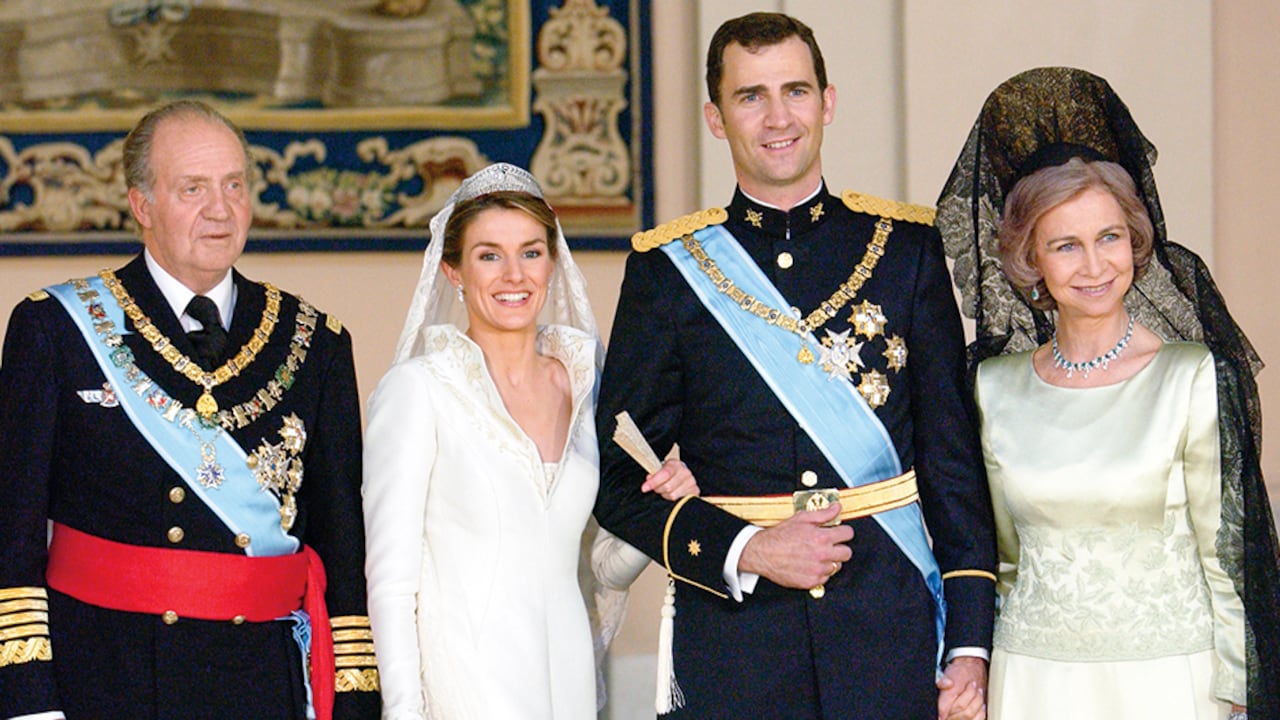 Felipe se casó con Letizia, una plebeya. La corona desarrolló una brutal guerra en su contra.
