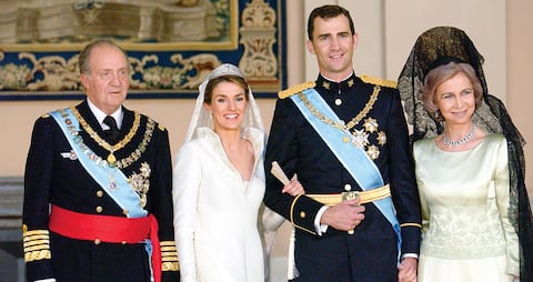 Felipe se casó con Letizia, una plebeya. La corona desarrolló una brutal guerra en su contra.