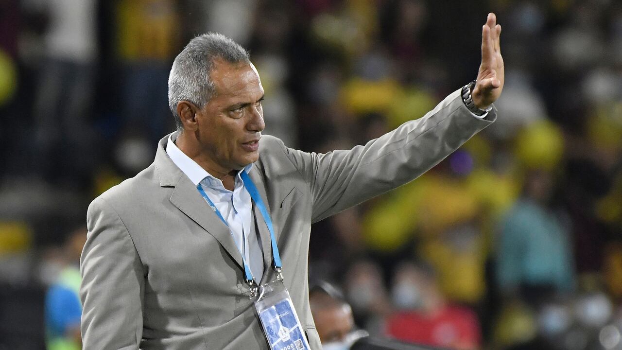 IBAGUE - COLOMBIA, 22-12-2021: Hernan Torres técnico del Tolima gesticula durante partido entre Deportes Tolima y Deportivo Cali por la final vuelta como parte de la Liga BetPlay DIMAYOR II 2021 jugado en el estadio Manuel Murillo Toro de la ciudad de Ibagué. / Hernan Torres coach of Tolima gestures during match between Deportes Tolima and Deportivo Cali for the second leg final as part of BetPlay DIMAYOR League II 2021 played at Manuel Murillo Toro stadium in Ibague city. Photo: VizzorImage / Gabriel Aponte / Staff