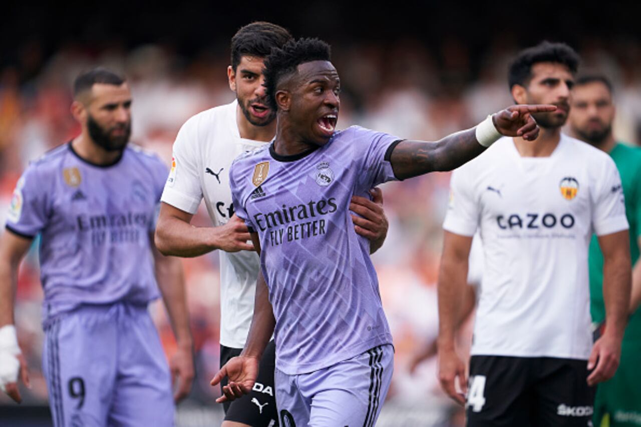 El Real Madrid denunció este lunes ante la Fiscalía General del Estado los insultos racistas recibidos por su delantero brasileño Vinícius Junior en la derrota contra el Valencia (1-0) considerándolos un “delito de odio”. (Photo by Mateo Villalba/Quality Sport Images/Getty Images)