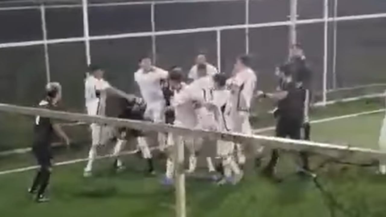 El joven fue brutalmente golpeado por los jugadores del equipo rival.
