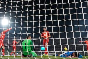 Los jugadores de Macedonia del Norte celebran mientras los jugadores de Italia reaccionan después de la eliminación de su equipo al final del partido de fútbol clasificatorio para la Copa Mundial entre Italia y Macedonia del Norte, en el estadio Renzo Barbera, en Palermo, Italia. Macedonia del Norte ganó 1-0. Foto AP/Antonio Calanni