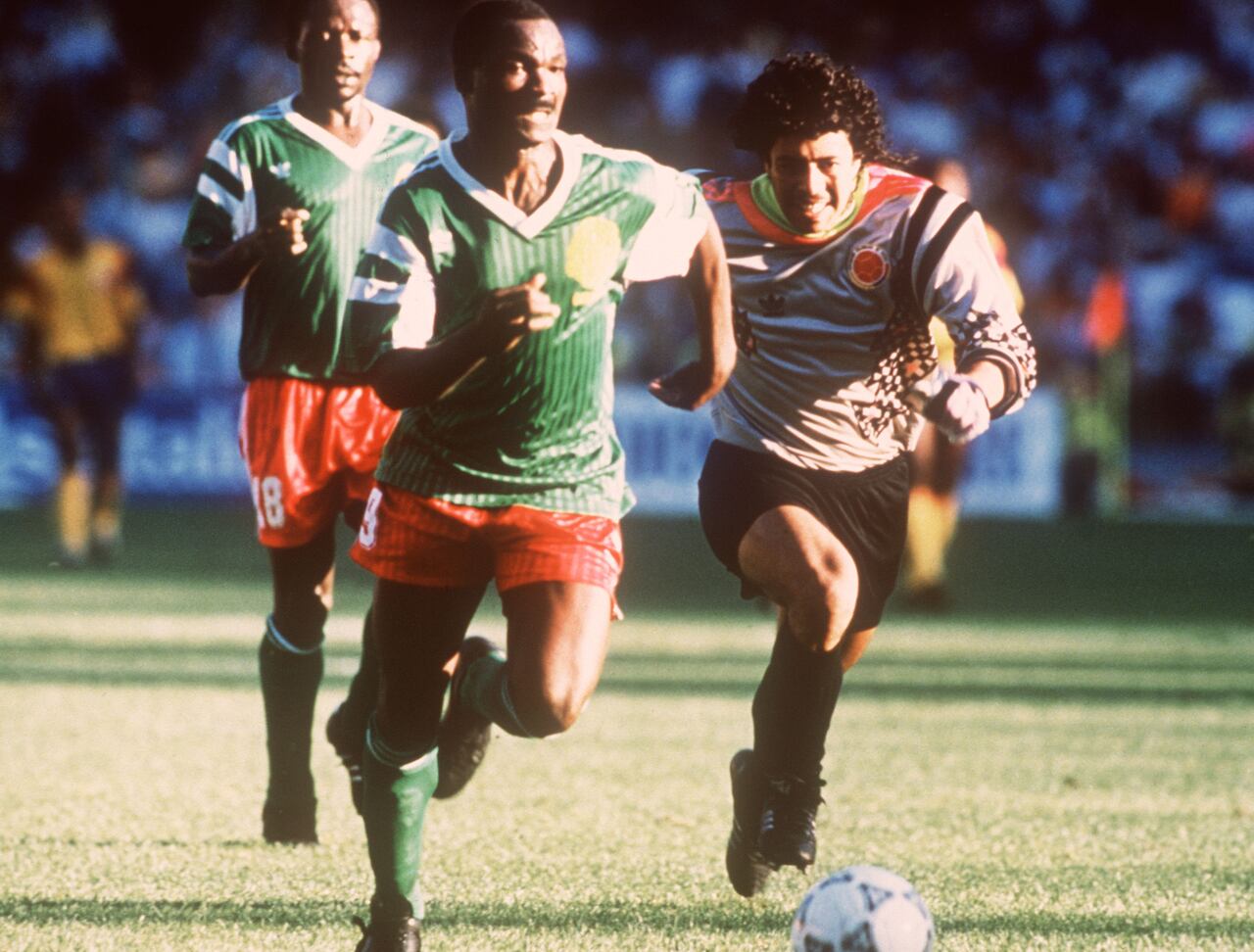 El goleador camerunés de 38 años, Roger Milla (izq., delante), le quita el balón al portero colombiano René Higuita (dcha.) y gana la carrera. Mila marca uno de sus dos goles contra Colombia durante la prórroga. Camerún gana este partido de octavos de final de la Copa Mundial de la FIFA 1990 por 2:1 (0:0 después de los 90 minutos) contra Colombia en el estadio San Paolo de Nápoles, Italia, el 23 de junio de 1990. Camerún es el primer equipo africano que llega a los cuartos de final de un mundial. (Foto de dpa/picture alliance vía Getty Images)