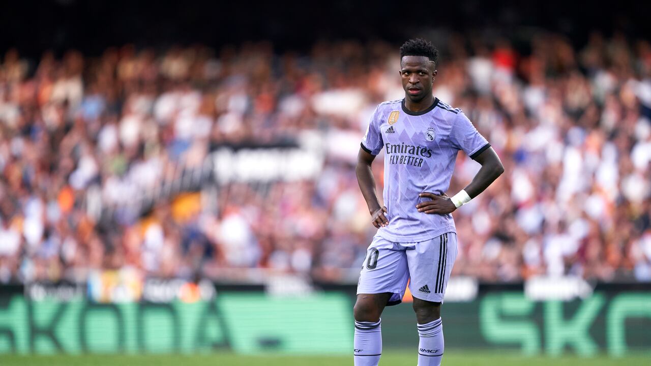 Valencia CF v Real Madrid CF - LaLiga - Vinicius Junior mirando a la grada mientras lo insultan.