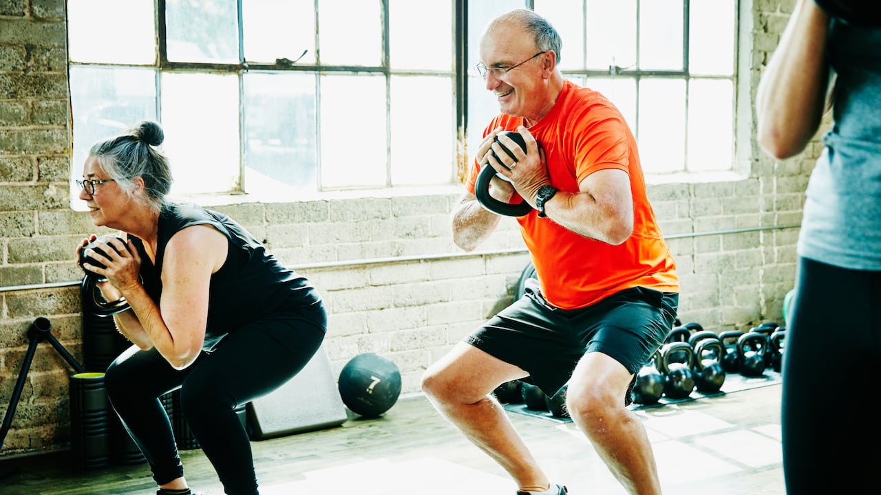 Personas mayores ejercitándose