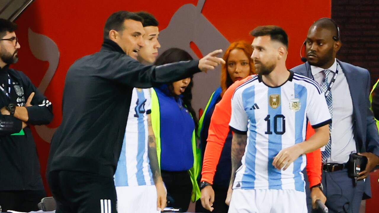 HARRISON, NJ - SEPTEMBER 27: Argentina forward Lionel Messi (10) gets instructions from Argentina head coach Lionel Scaloni prior to entering the international friendly soccer game between Argentina and Jamaica on September 27, 2022 at Red Bull Arena in Harrison, New Jersey. (Photo by Getty Images/Rich Graessle/Icon Sportswire)