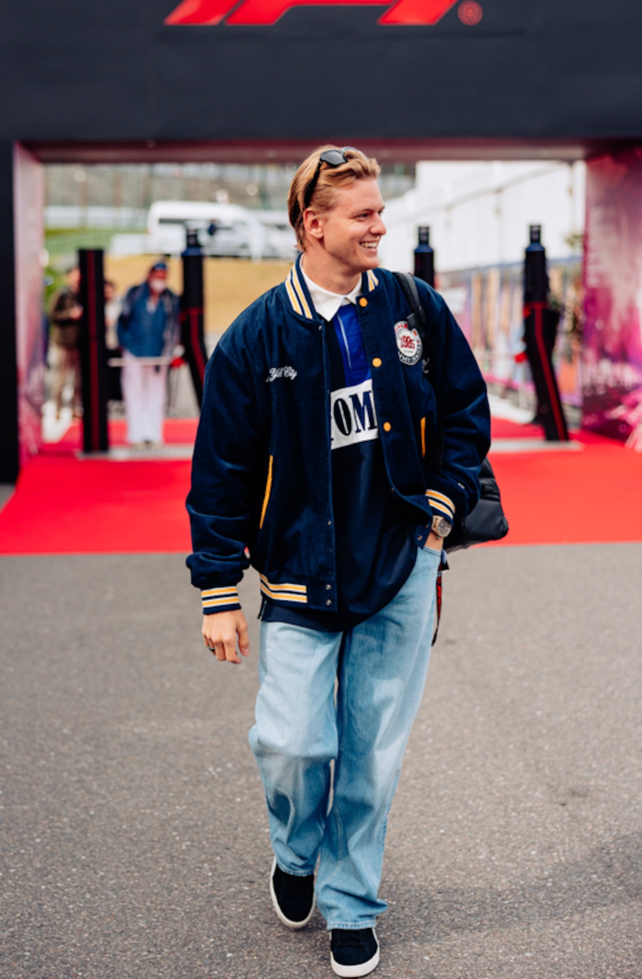 MICK SCHUMACHER con ropa de Tommy