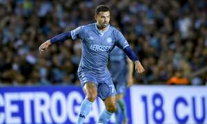 AVELLANEDA, ARGENTINA - OCTOBER 10: Edwin Cardona of Racing Club kicks the ball during a match between Racing Club and Atletico Tucuman as part of Liga Profesional 2022 at Presidente Peron Stadium on October 10, 2022 in Avellaneda, Argentina. (Photo by Marcelo Endelli/Getty Images)
