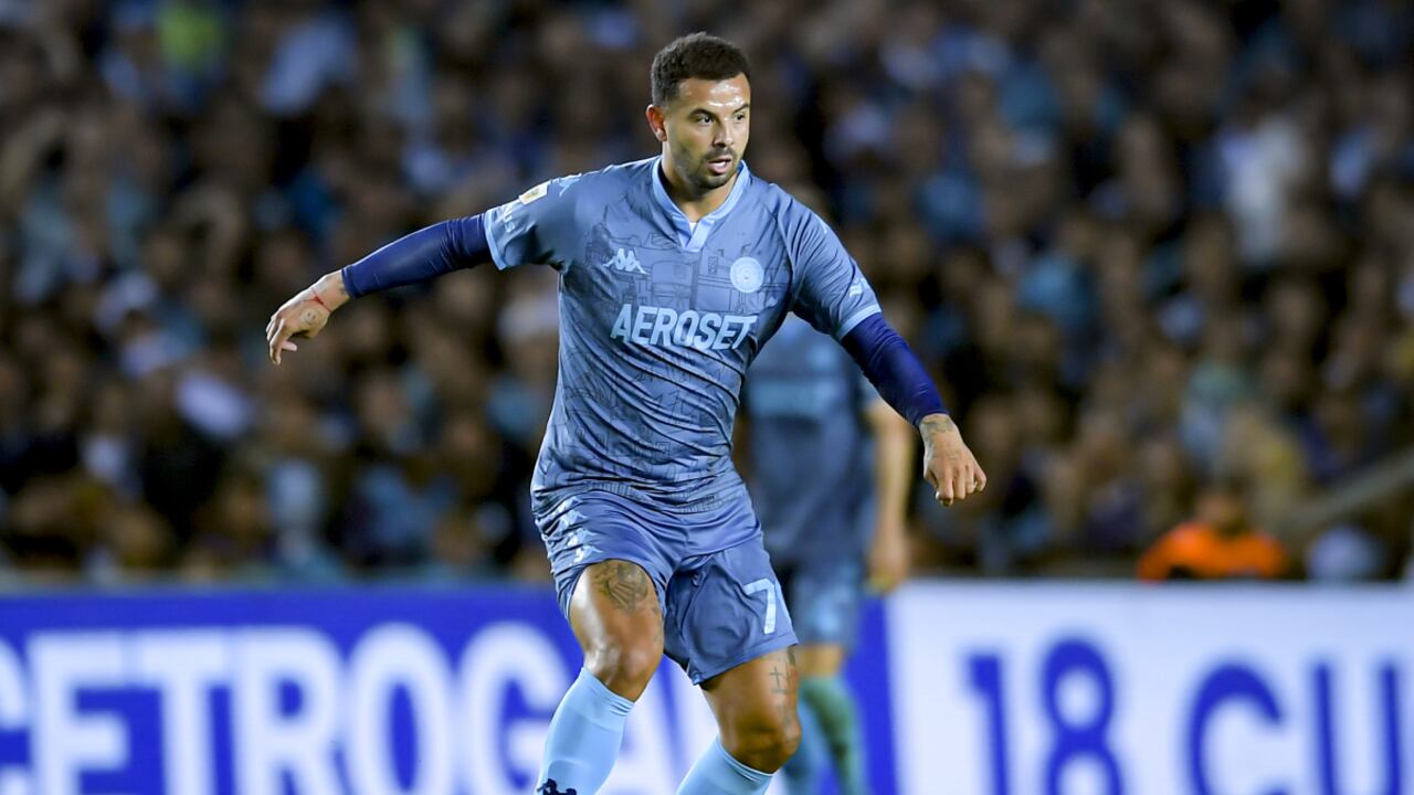 AVELLANEDA, ARGENTINA - OCTOBER 10: Edwin Cardona of Racing Club kicks the ball during a match between Racing Club and Atletico Tucuman as part of Liga Profesional 2022 at Presidente Peron Stadium on October 10, 2022 in Avellaneda, Argentina. (Photo by Getty Images/Marcelo Endelli)