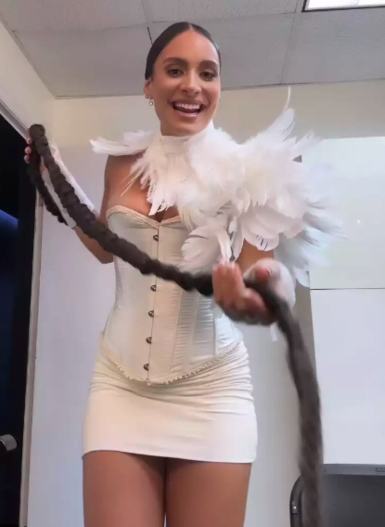 Isadora lista para grabar su nueva canción con pequeña faldita