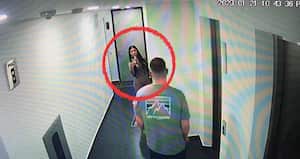 SÁBADO 21 DE ENERO, 10:43 P. M. Se conoce la última imagen con vida de Valentina Trespalacios. Aparece en el pasillo del edificio con una faja posoperatoria, mientras su pareja y asesino baja por un domicilio.