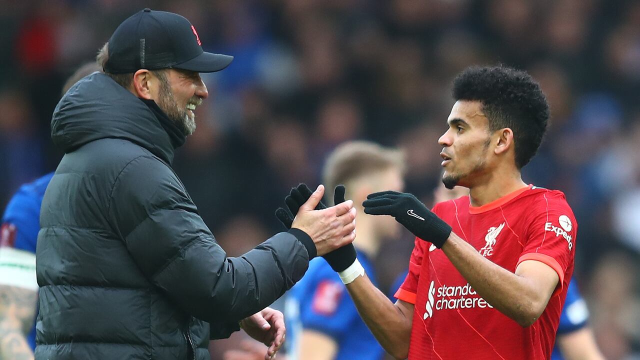 Jurgen Klopp, técnico del Liverpool junto al colombiano Luis Díaz