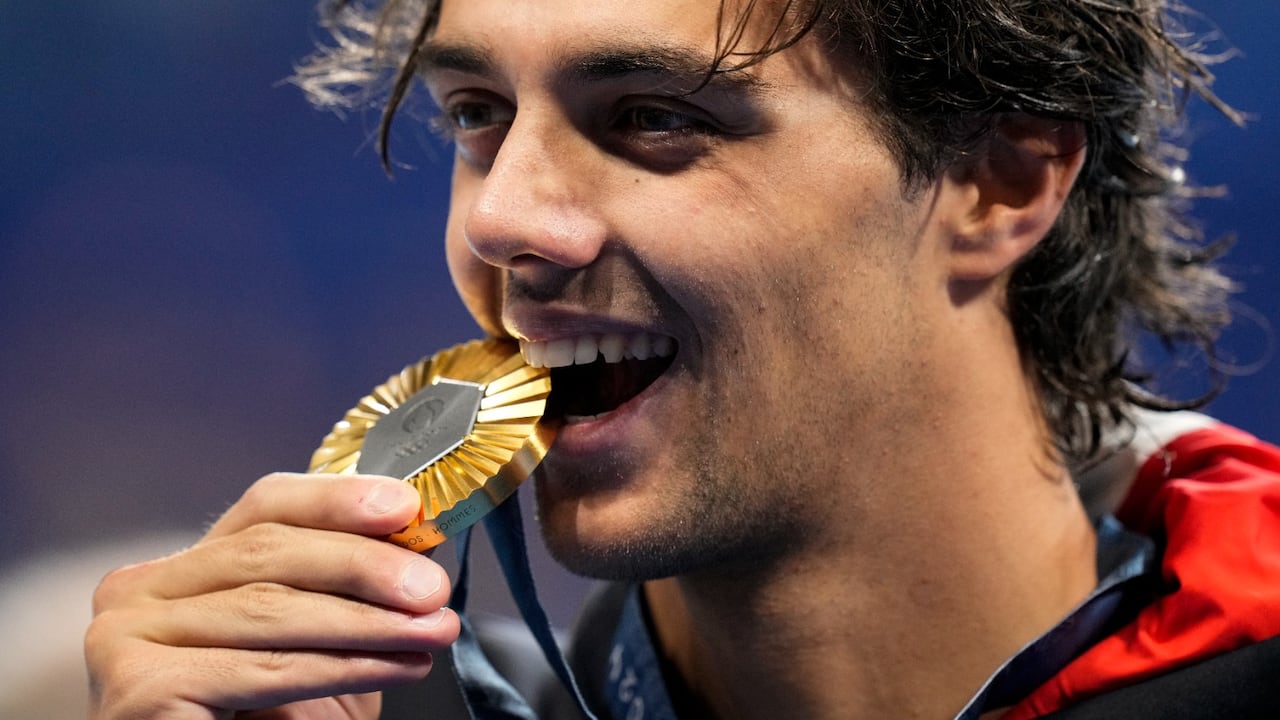 Thomas Ceccon ganó medalla de oro en los Olímpicos 2024.