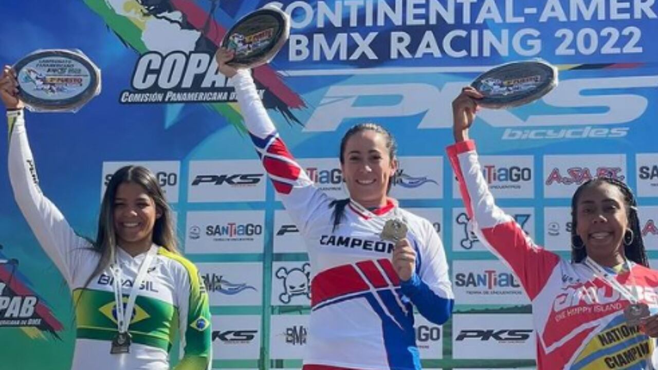 Mariana Pajón en lo más alto del podio del challenger del Panamericano en la pista internacional de Santiago del Estero, en Argentina.