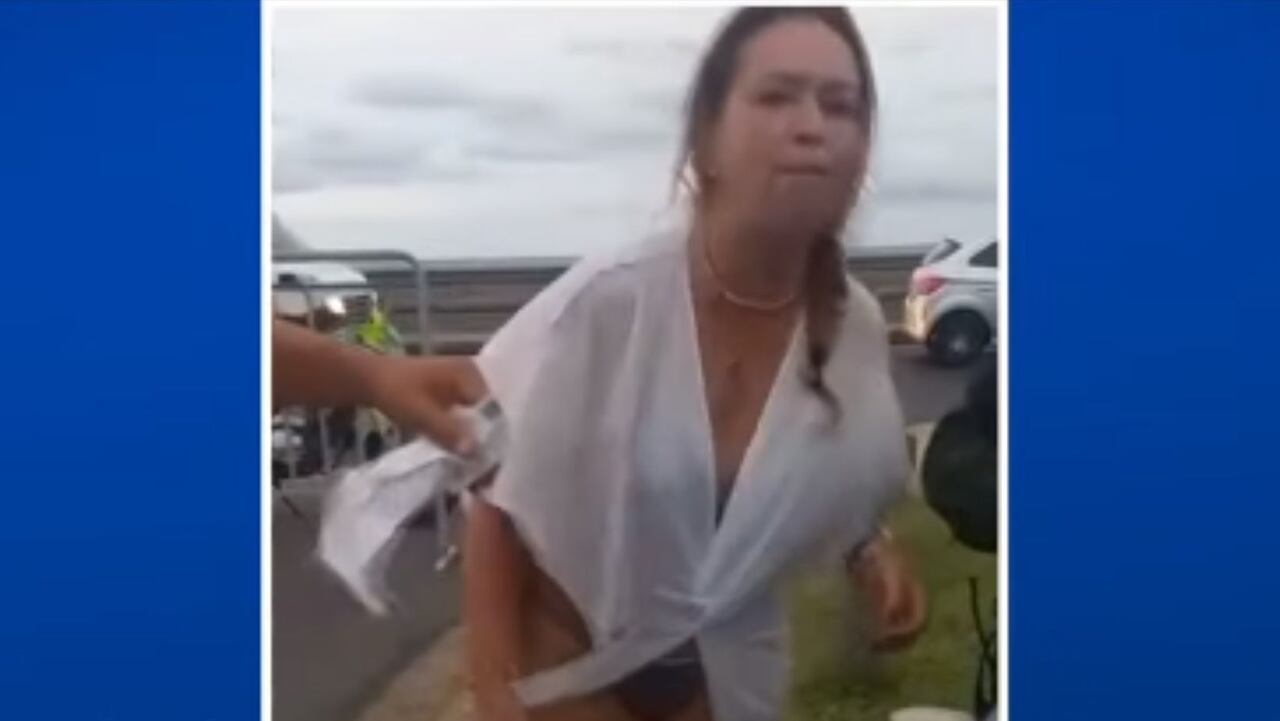 "Qué les monten los 'cachos'": turista borracha les hizo show a policías y les 'cantó la tabla'