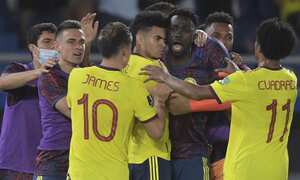 Colombia's Luis Diaz (C) celebrates with teammates after scoring against Bolivia during their South American qualification football match for the FIFA World Cup Qatar 2022, at the Metropolitano Roberto Melendez stadium in Barranquilla, Colombia, on March 24, 2022.
Raul ARBOLEDA / AFP