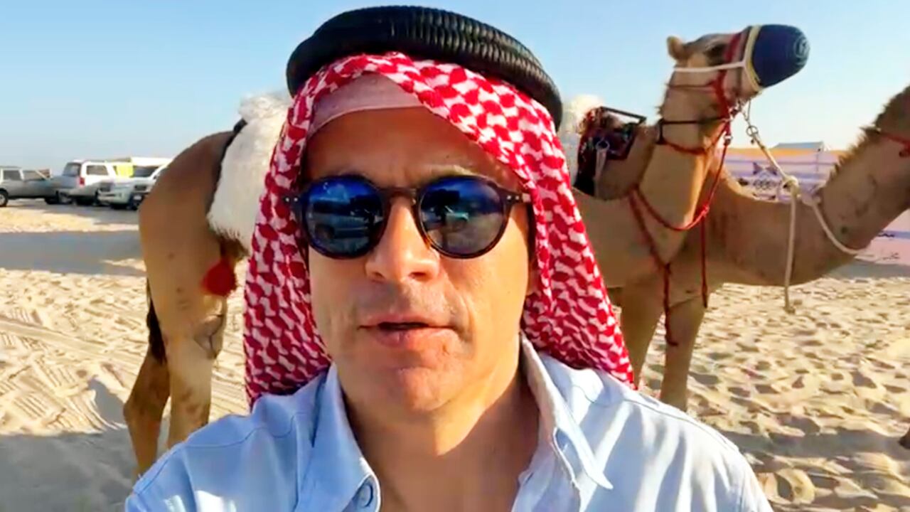 Juan Diego Alvira monta en camello en Qatar