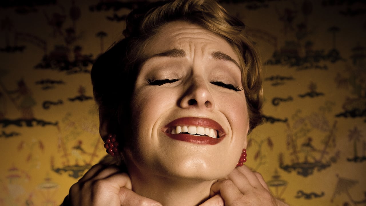 Asfixia a una mujer.