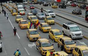 Paro de taxistas en Bogota en rechazo a las leyes que se están tramitando en el Congreso que permitiría que vehículos particulares presten el servicio de transporte por aplicaciones
Noviembre 25 del 2020
Foto Guillermo Torres Reina / Semana