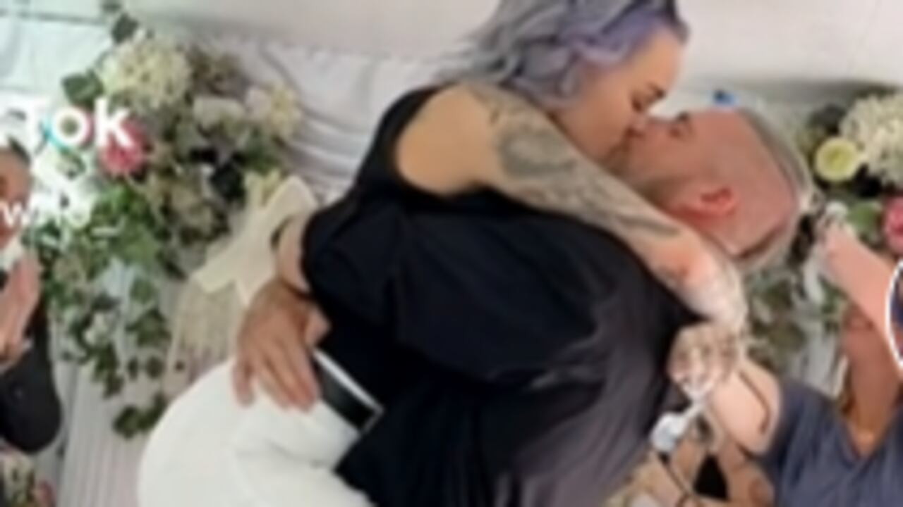 Joven se casa con padrastro