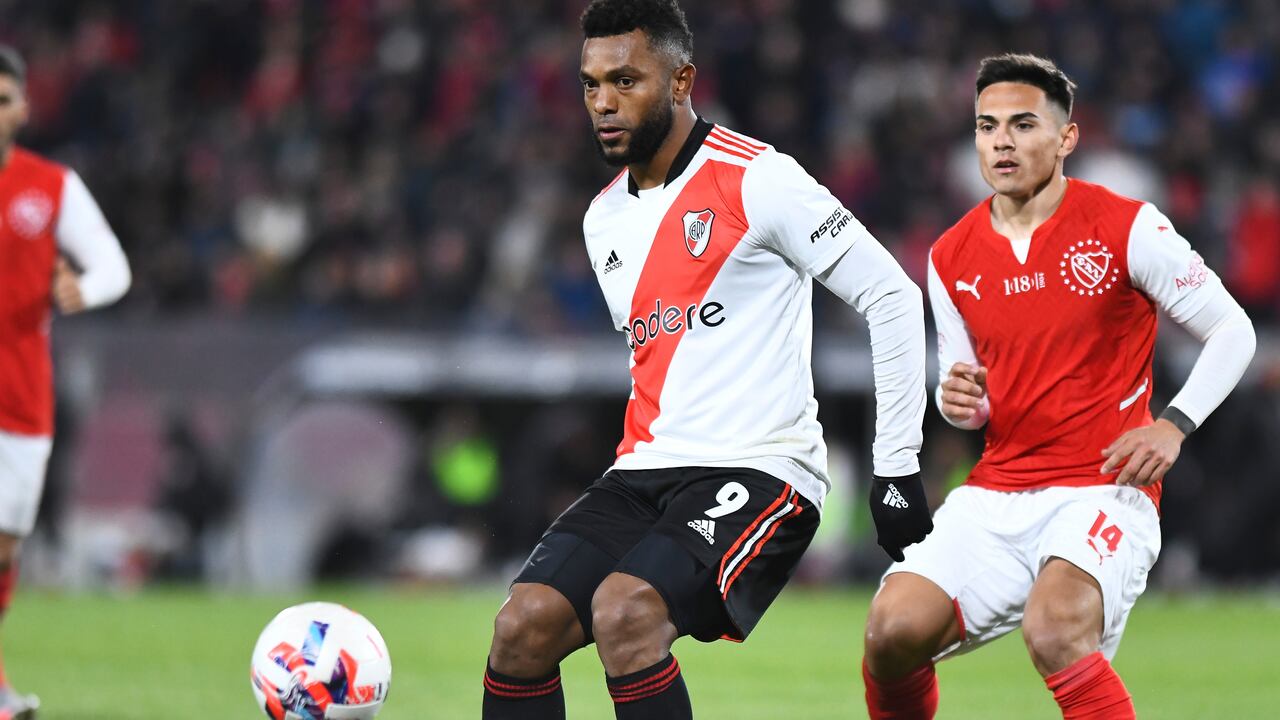 Miguel Ángel Borja, jugador de River Plate, defiende la pelota de Lucas González de Independiente.