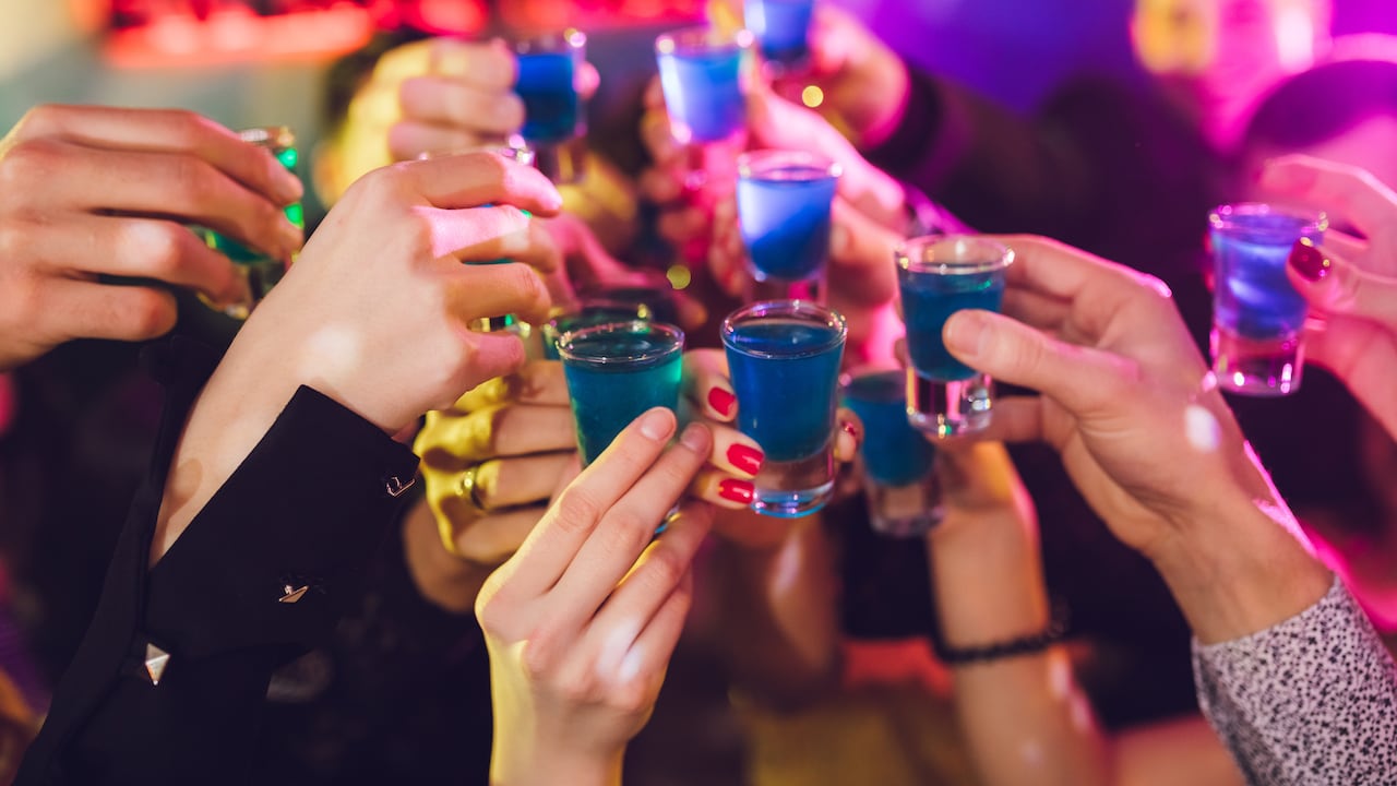 El licor estaba adulterado, lo que causó la intoxicación de más de 20 personas y la muerte de 12 de ellas