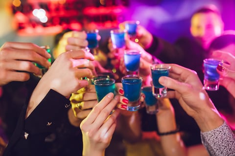 El licor estaba adulterado, lo que causó la intoxicación de más de 20 personas y la muerte de 12 de ellas