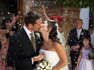 El país que le pagará más de 8 millones de pesos a las parejas que se casen allá