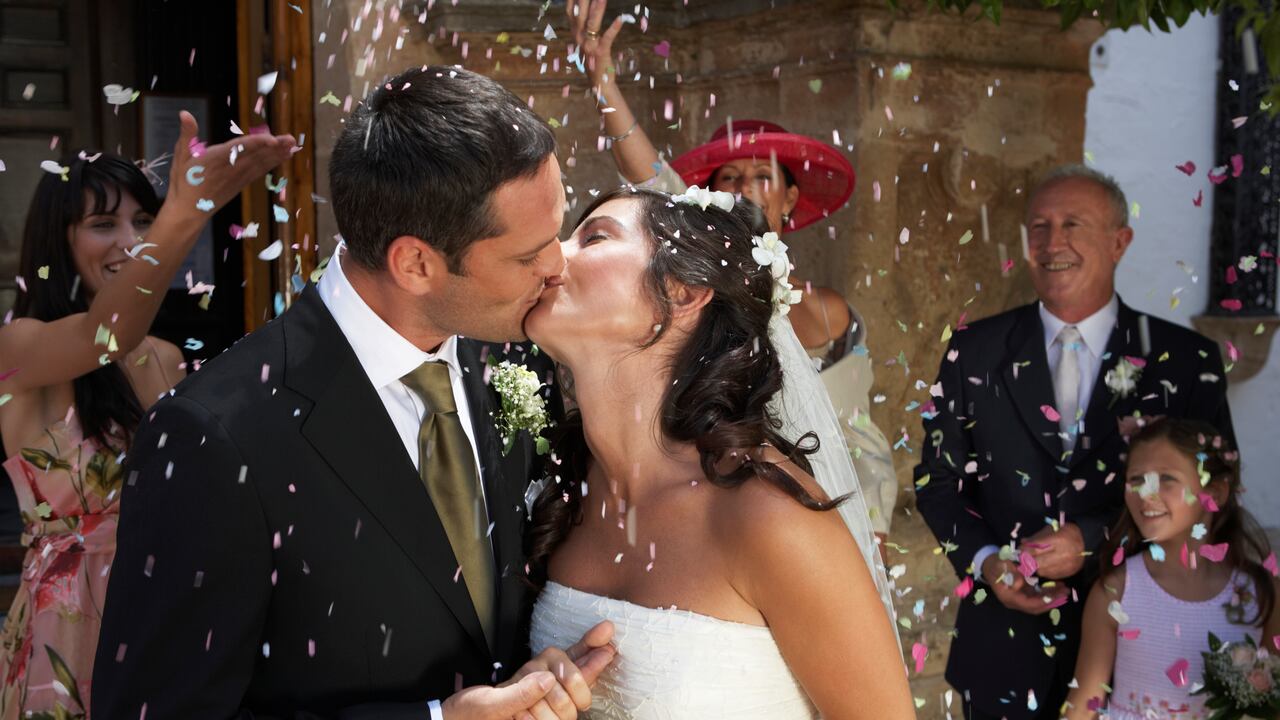 El país que le pagará más de 8 millones de pesos a las parejas que se casen allá