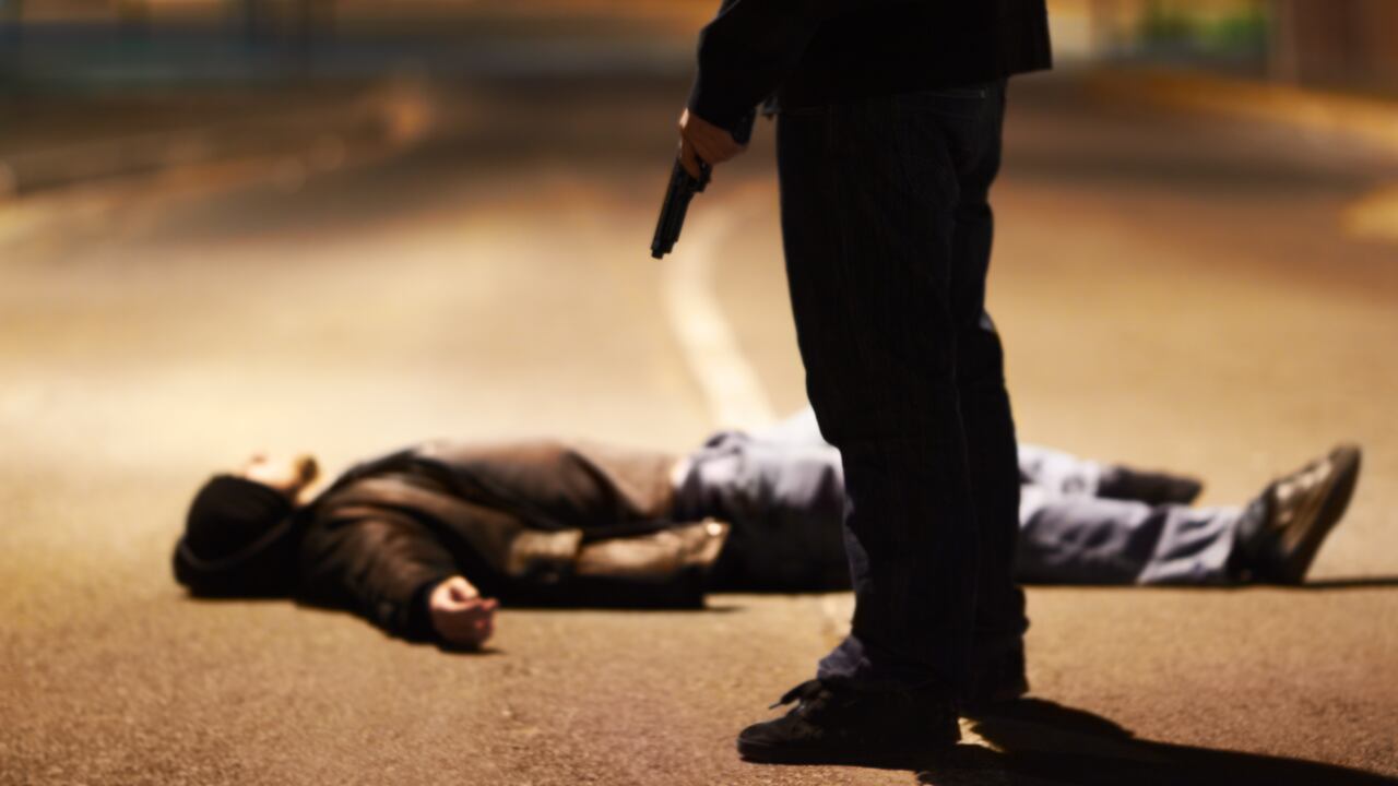 Hombre asesina a otro hombre en la calle con un arma de fuego.